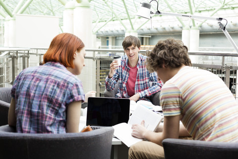 Studenten lernen in einer Universitätsbibliothek, lizenzfreies Stockfoto