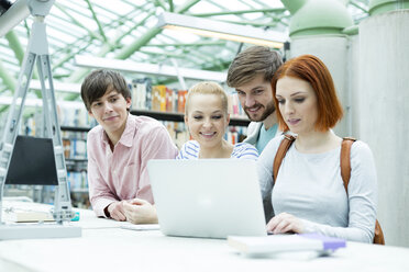 Studenten in einer Universitätsbibliothek mit Laptop - WESTF019662