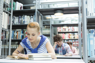 Studenten lernen in einer Universitätsbibliothek - WESTF019666