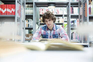 Studentin in einer Universitätsbibliothek beim Lesen - WESTF019672