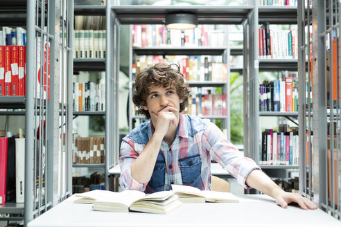Studentin in einer Universitätsbibliothek beim Lesen - WESTF019579