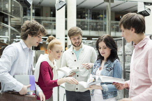 Gruppe von Studenten beim Lernen in einer Universitätsbibliothek - WESTF019633