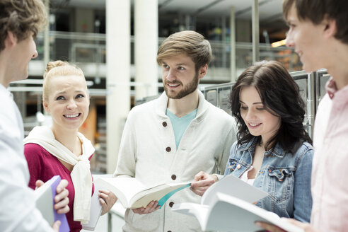 Gruppe von Studenten beim Lernen in einer Universitätsbibliothek - WESTF019635
