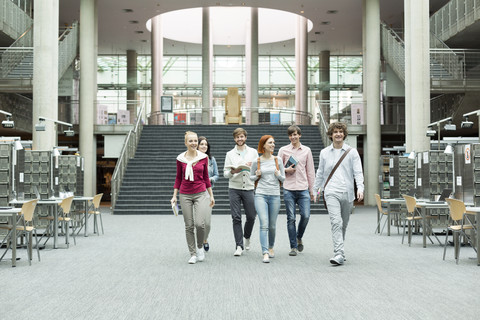 Gruppe von Studenten in einer Universitätsbibliothek, lizenzfreies Stockfoto