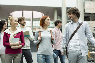 Gruppe von Studenten in einer Universitätsbibliothek - WESTF019684