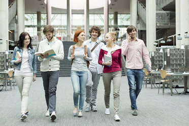 Gruppe von Studenten in einer Universitätsbibliothek - WESTF019685