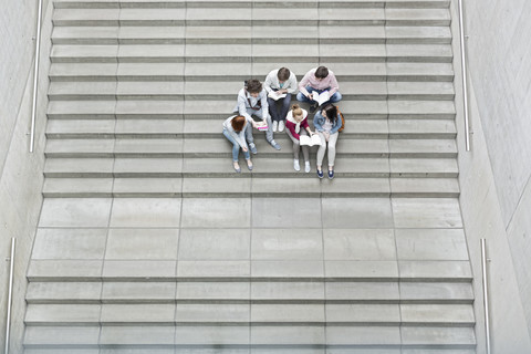 Gruppe von Studenten auf einer Treppe sitzend, lizenzfreies Stockfoto