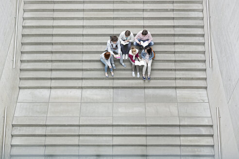 Gruppe von Studenten auf einer Treppe sitzend - WESTF019698