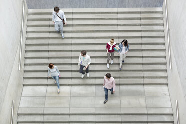 Gruppe von Studenten auf der Treppe - WESTF019699