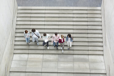 Gruppe von Studenten auf der Treppe - WESTF019700