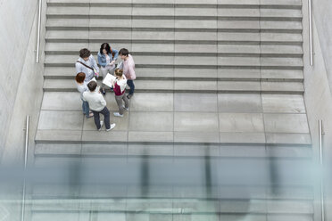 Gruppe von Studenten auf einer Treppe - WESTF019702