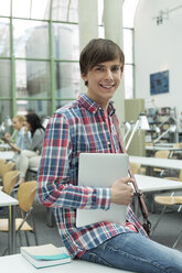 Porträt einer Studentin in einer Universitätsbibliothek - WESTF019714