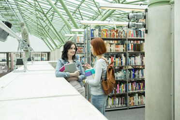 Zwei Studenten in einer Universitätsbibliothek - WESTF019731