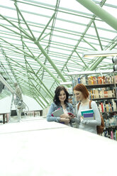 Zwei Studenten in einer Universitätsbibliothek - WESTF019732