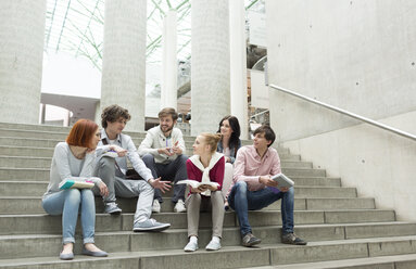 Gruppe von Studenten mit Büchern auf einer Treppe sitzend - WESTF019758