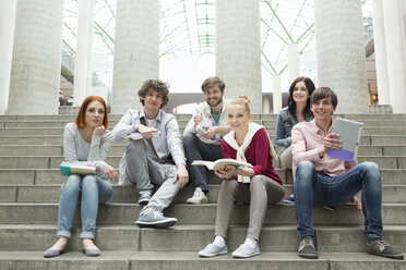 Gruppe von Studenten mit Büchern auf einer Treppe sitzend - WESTF019759