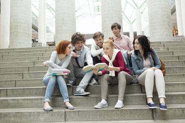 Gruppe von Studenten mit Büchern auf einer Treppe sitzend - WESTF019760