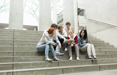 Gruppe von Studenten mit Büchern auf einer Treppe sitzend - WESTF019761