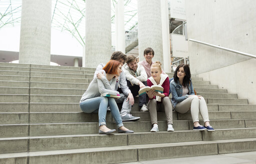 Gruppe von Studenten mit Büchern auf einer Treppe sitzend - WESTF019761