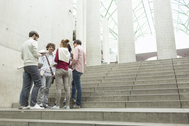 Gruppe von Studenten auf einer Treppe - WESTF019762