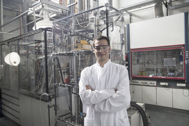 Portrait of confident chemist in a technical room - SGF000805