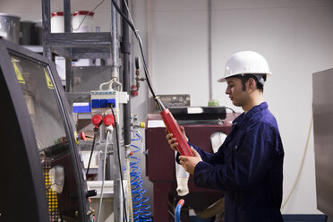 Techniker bei der Arbeit in einem Technikraum - SGF000800