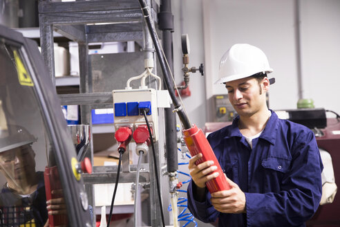 Techniker bei der Arbeit in einem Technikraum - SGF000804