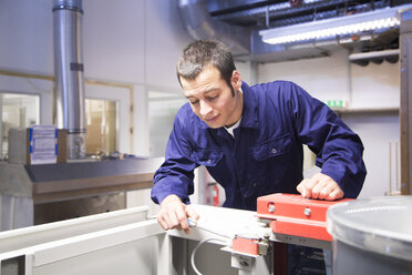 Techniker bei der Arbeit in einem Technikraum - SGF000802