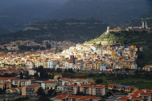 Italien, Sardinien, Provinz Oristano, Bosa, Stadtansicht mit Burgruine Castello Malaspina - MBEF001040