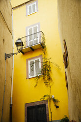 Italien, Sarinia, Bosa, Altstadt, Gasse, Haus, Gelbe Fassade - MBEF001043