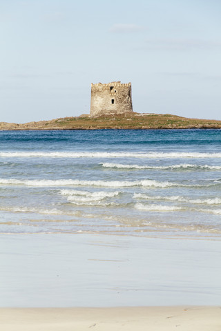 Italien, Sardinien, Stintino, La Pelosa, Strand, Turm auf Pelosa, lizenzfreies Stockfoto