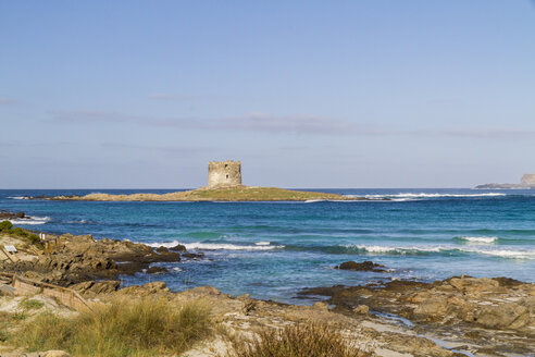 Italien, Sardinien, Stintino, La Pelosa, Strand, Turm auf Pelosa - MBEF001048