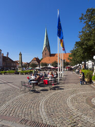 Deutschland, Schleswig-Holstein, Eutin, Blick auf den Marktplatz und die St. Michaelis Kirche im Hintergrund - AMF002459