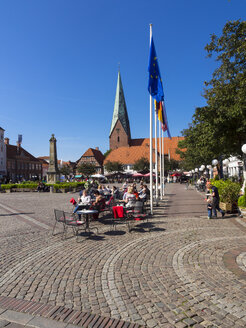 Deutschland, Schleswig-Holstein, Eutin, Blick auf den Marktplatz und die St. Michaelis Kirche im Hintergrund - AMF002459