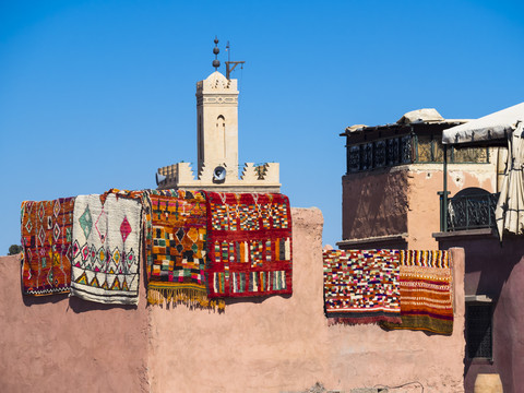 Marokko, Marrakesch, Teppiche auf dem Souq, lizenzfreies Stockfoto