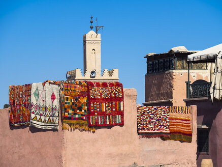 Marokko, Marrakesch, Teppiche auf dem Souq - AMF002463
