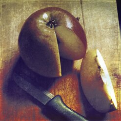 Apfel mit Messer auf Holzteller - DWIF000104