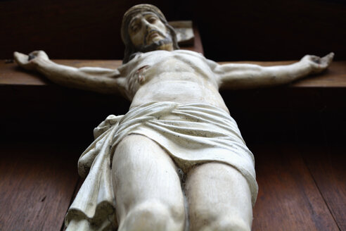 Deutschland, Bayern, Dornach, Skulptur des gekreuzigten Jesus Christus, Ansicht von unten - AXF000702