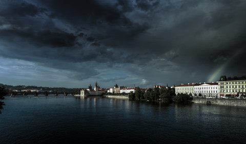 Tschechische Republik, Prag, Stadtbild mit Moldau mit Gewitterwolken, lizenzfreies Stockfoto