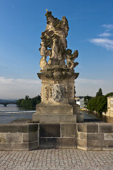 Tschechische Republik, Prag, Karlsbrücke, Statue der Heiligen Ludmila - AMF002473