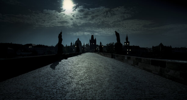 Tschechische Republik, Prag, Karlsbrücke im Gegenlicht - AMF002513