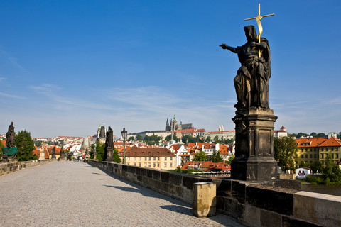 Tschechische Republik, Prag, Karlsbrücke, Statue von St. Johannes dem Täufer, lizenzfreies Stockfoto