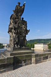 Tschechische Republik, Prag, Karlsbrücke, Statue des Heiligen Franz Xaver - AMF002475