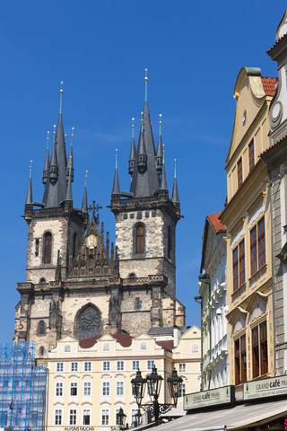 Tschechische Republik, Prag, Gebäude und Restaurants am Altstädter Ring, lizenzfreies Stockfoto