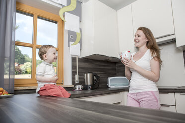 Mutter mit kleinem Jungen in der Küche - VTF000330