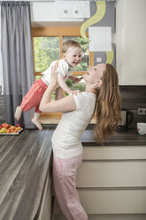 Mutter mit kleinem Jungen in der Küche - VTF000331