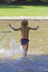 Kleines Mädchen läuft in einen Teich - JFEF000415