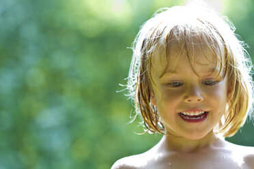 Porträt eines lächelnden kleinen Mädchens mit nassen Haaren - JFEF000419