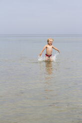 Deutschland, Schleswig-Holstein, Kiel, kleines Mädchen beim Baden in der Ostsee - JFEF000424