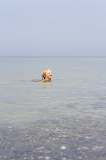 Deutschland, Schleswig-Holstein, Kiel, kleines Mädchen beim Baden in der Ostsee - JFEF000425